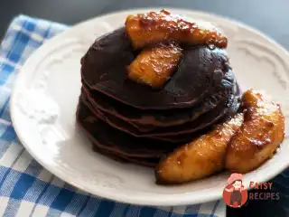 Шоколадні млинці з карамелізованими бананами