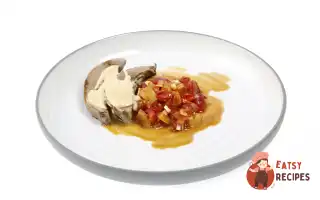 Свиняча Мова З Соусом З Тофу, Сезонними Перцями Та Помідорами.