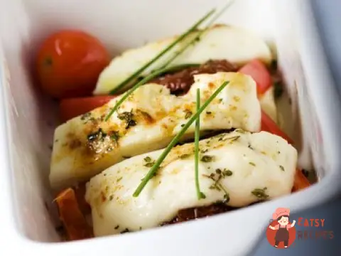 Козячий сир, запечений з помідорами та кедровими горішками