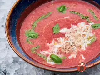 Кавуново-томатний гаспачо з крабом