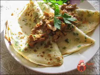 Пряні млинці з соусом із лисичок