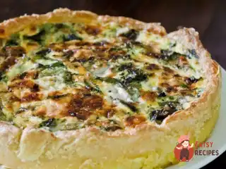 Тарт з черемшею, беконом та рикоттою