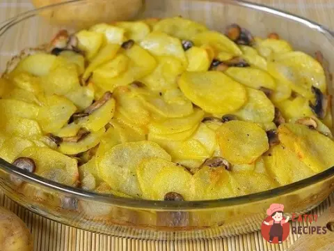 Картопля з грибами у вершках