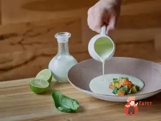 Йогуртовий суп з авокадо та севичі з лосося.