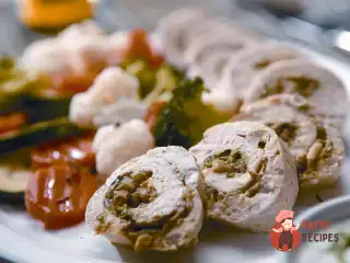Курячі рулети з паровими овочами