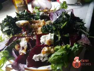 Зелений салат з буряком, білим сиром, кіноа та чіпсами з капусти кейл