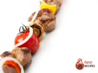 Маринований у портвейні яловичий шашлик з помідорами, грибами та перцями