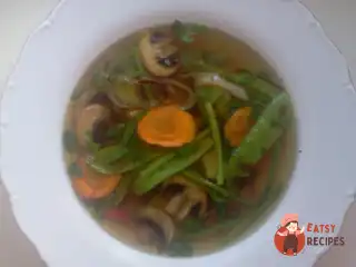 Консоме з яловичини з овочами та грибами