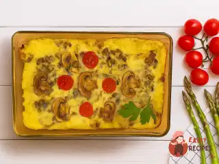 Проста запіканка з молодої картоплі з грибами