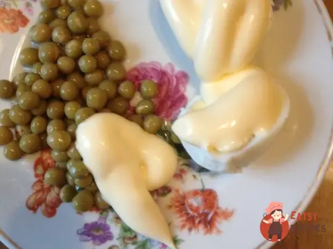 Яйця під майонезом із горошком