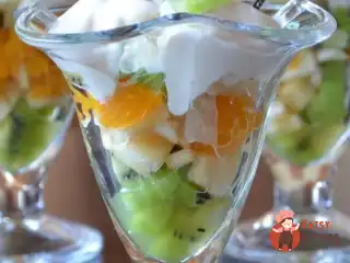 Фруктовий десерт із лікером
