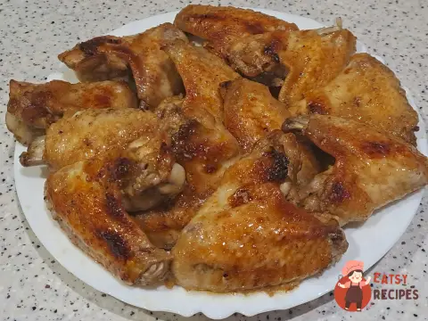 Курячі крила з соєвим соусом і медом, запечені в духовці.