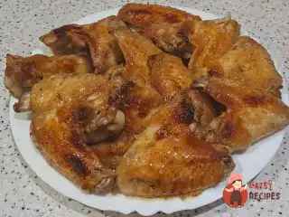 Курячі крила з соєвим соусом і медом, запечені в духовці.