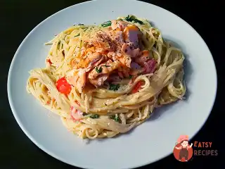 Спагетті у вершковому соусі з сьомгою та руколою