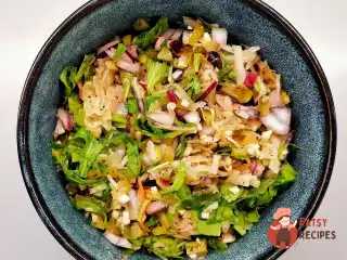 Салат із квашеної капусти з маринованими огірками