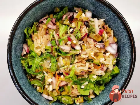 Салат із квашеної капусти з маринованими огірками