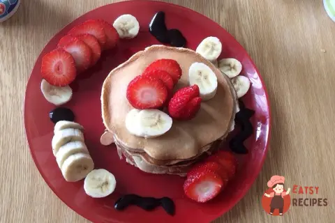Панкейки з корицею, фруктами та сиропом
