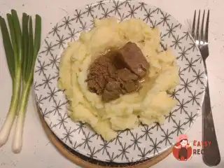 Яловичина, тушкована по-кремлівськи на сковороді