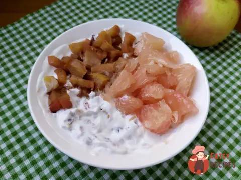 Грецький йогурт з гранолою, печеним яблуком і помело