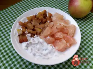 Грецький йогурт з гранолою, печеним яблуком і помело