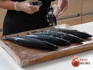 Крок 3: Копчена скумбрія на мангалі