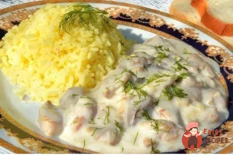 Курка в молочно-чесночному соусі із зеленню