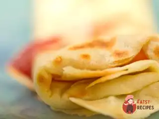 Французькі млинці з яблуками та родзинками