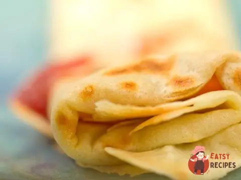 Французькі млинці з яблуками та родзинками