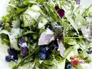 Салат із зелені та лохини та вершковою заправкою