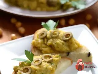 Закуска з нуту, маслин та червоної цибулі.