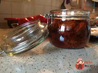 В'ялені помідори в духовці з часником та чебрецем