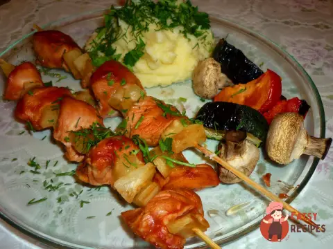 Курячий шашлик по-домашньому з грибами та ананасами