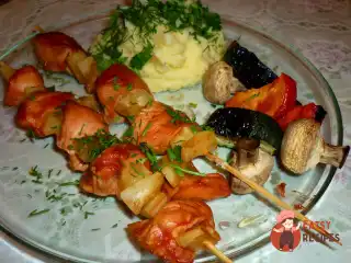 Курячий шашлик по-домашньому з грибами та ананасами