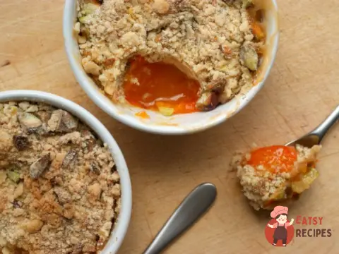 Порційний крамбл з абрикосами та фісташками
