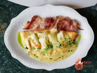 Омлет із томатами, яловичим беконом і спаржею