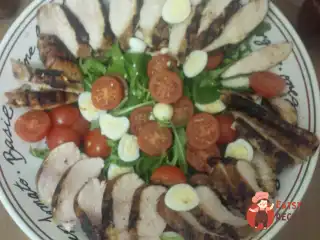 Салат «Цезар» із часниковим майонезом