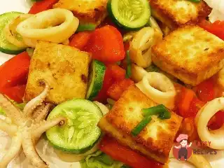Теплий салат з кальмарами та тофу