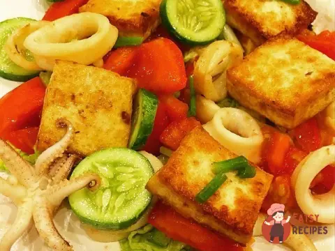Теплий салат з кальмарами та тофу