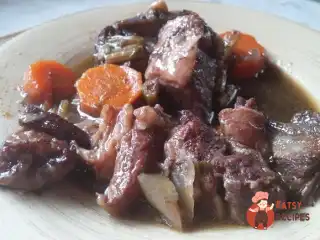 Яловичі реберця в червоному вині з чорномородиновим лікером