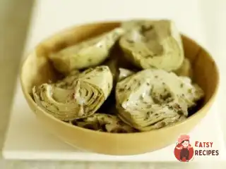 Артишоки, тушковані у вині, часнику та травах