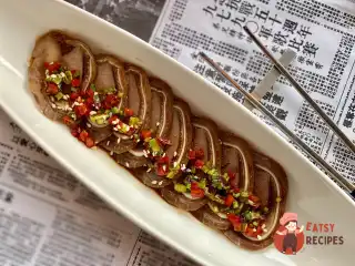 Тіляча мова в хрумкому свинячому вусі