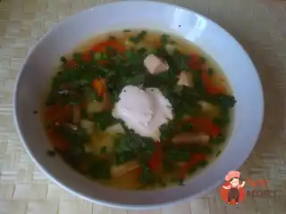 Курячий суп з грибами, червоним перцем та кукурудзою.