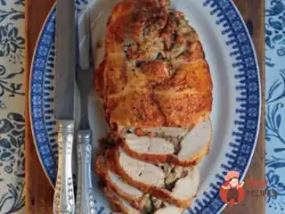 Рулет з індички з горіховою начинкою