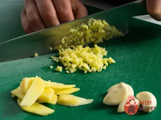 Крок 2: Курячі грудки, мариновані в соєвому соусі з часником та імбиром