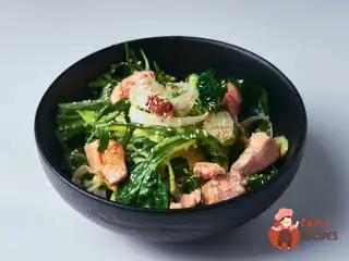 Овочевий салат із лососем