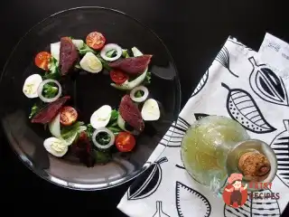 Салат з в'яленою качкою, овочами та медово-гірчичною заправкою