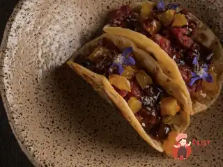 Тако з яловичиною та маринованою курагою