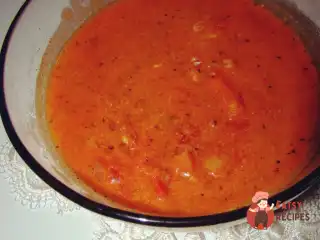 Томатний суп з базиліком та морквою