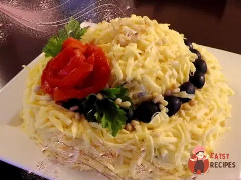 Святковий листковий салат з м'ясом та грибами
