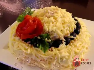 Святковий листковий салат з м'ясом та грибами